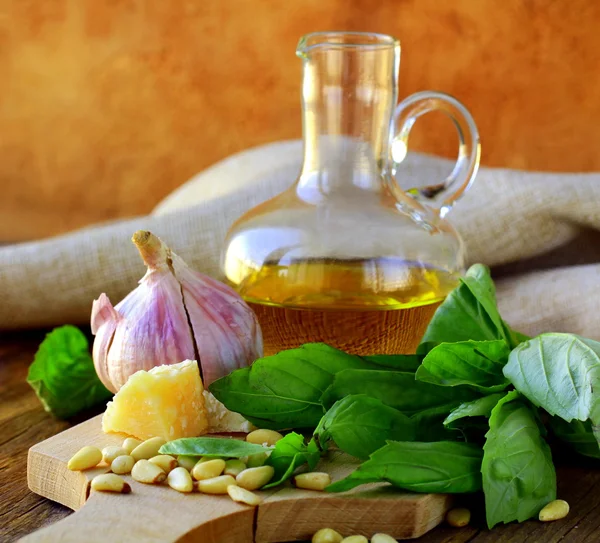Ingredientes para la salsa de pesto - aceite de oliva, albahaca, ajo y nueces —  Fotos de Stock