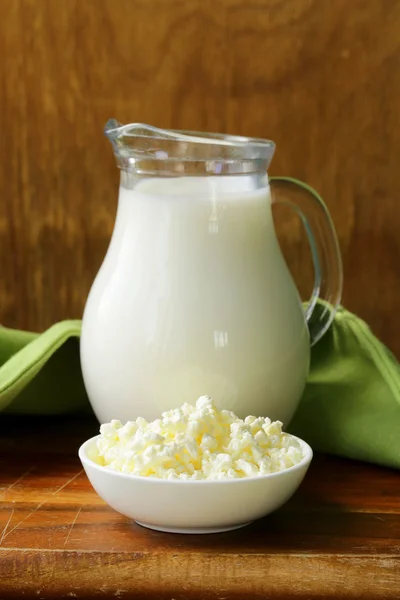 Stilleven van zuivel-producten (melk, kwark) — Stockfoto