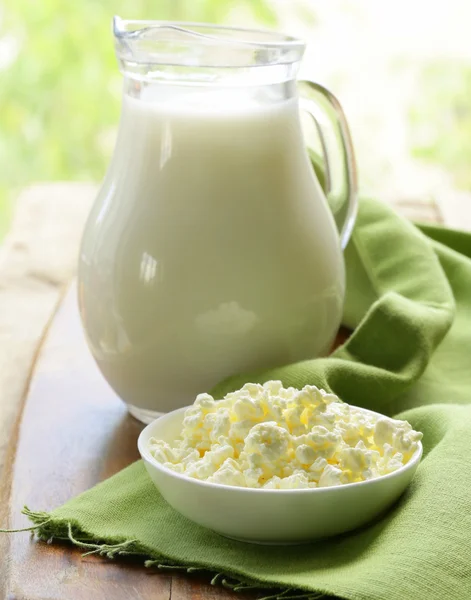 Stilleven van zuivel-producten (melk, kwark) — Stockfoto