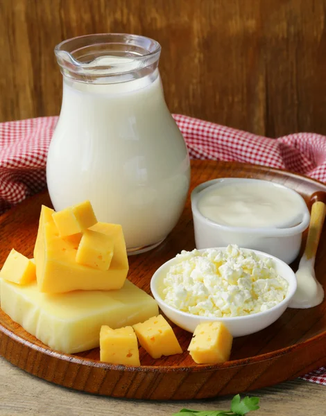 Bodegón de productos lácteos (leche, crema agria, queso, requesón) ) —  Fotos de Stock