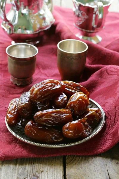 Traditionelles orientalisches Dessert süß getrocknete Datteln — Stockfoto