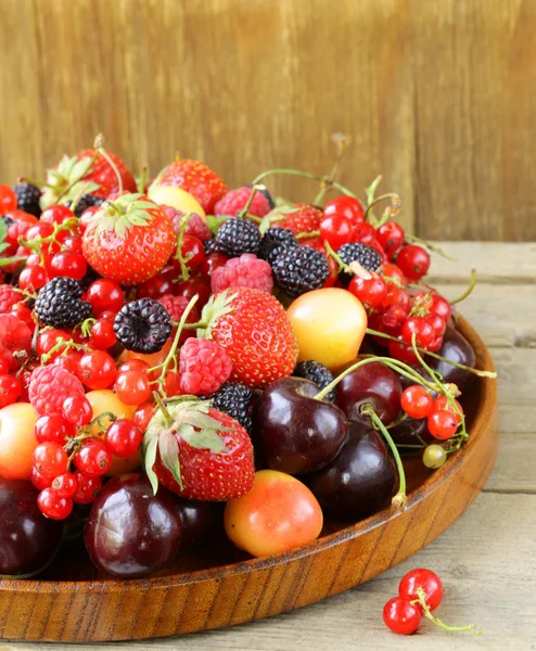 Beerensortiment - Himbeeren, Brombeeren, Erdbeeren, Johannisbeeren, Kirschen — Stockfoto