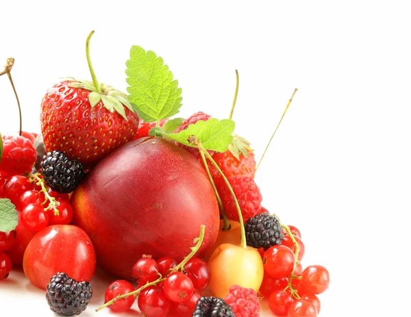 Beerensortiment - Himbeeren, Brombeeren, Erdbeeren, Johannisbeeren, Kirschen — Stockfoto