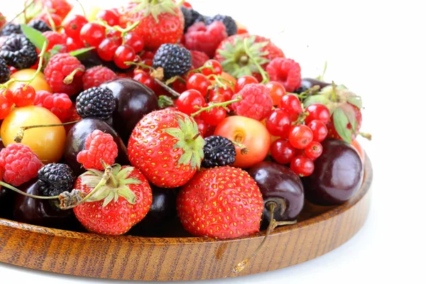 Berry sortiment - maliny, ostružiny, jahody, rybíz, třešně — Stock fotografie