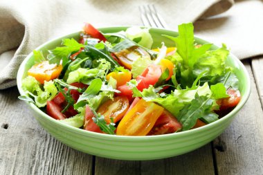 sağlıklı taze roka ve domates salatası