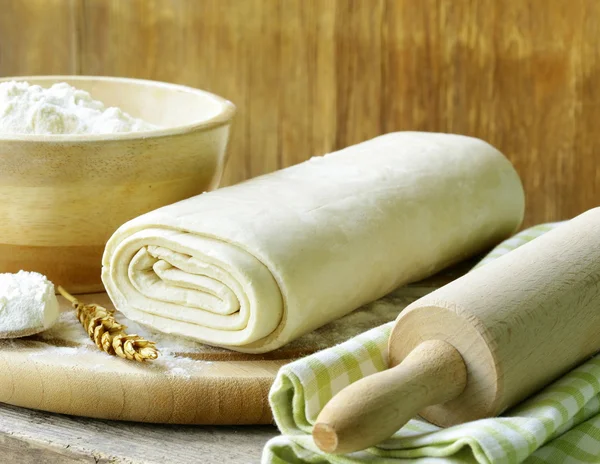 Pasta e farina fatte in casa su una tavola di legno — Foto Stock