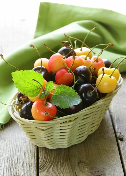 Ripe berries cherries in a wicker basket — Stock Photo, Image