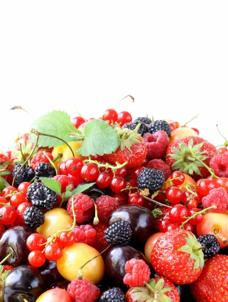 베리 구색-라스베리, 블랙베리, 딸기, 건포도, 체리 — 스톡 사진