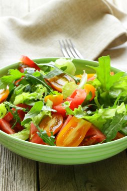 sağlıklı taze roka ve domates salatası