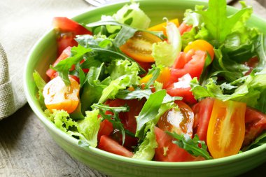 sağlıklı taze roka ve domates salatası