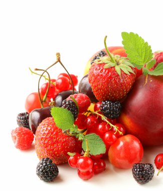 Berry çeşitler - ahududu, böğürtlen, çilek, kuş üzümü, kiraz