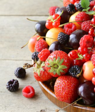 Berry çeşitler - ahududu, böğürtlen, çilek, kuş üzümü, kiraz