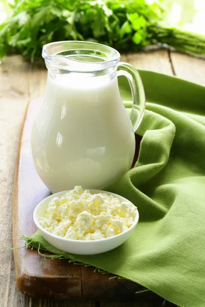 Zátiší mléčných výrobků (mléko, tvaroh) — Stock fotografie