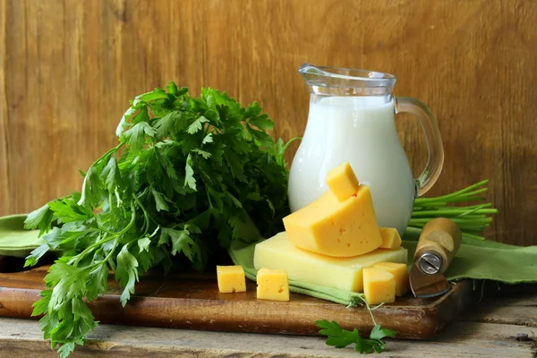 Zátiší mléčných výrobků (mléko, sýr) — Stock fotografie