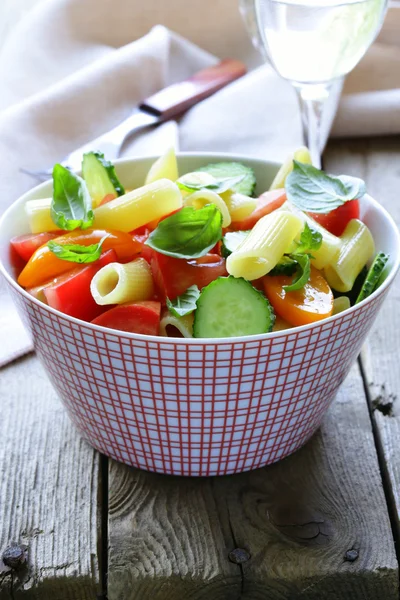 意大利面沙拉配黄瓜、 西红柿和罗勒 — 图库照片