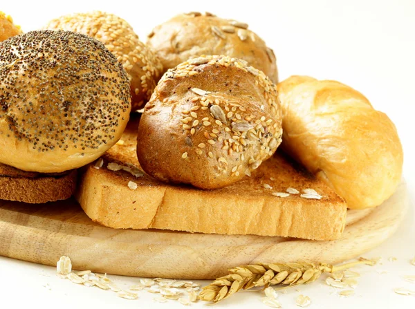 Different types of bread (rye bread, white loaf, bun) — Stock Photo, Image