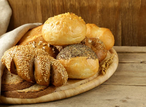 Erilaisia leipää (ruisleipä, valkoinen leipä, pulla ) — kuvapankkivalokuva