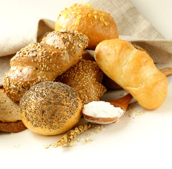 Olika typer av bröd (rågbröd, vitt bröd, bullar) — Stockfoto