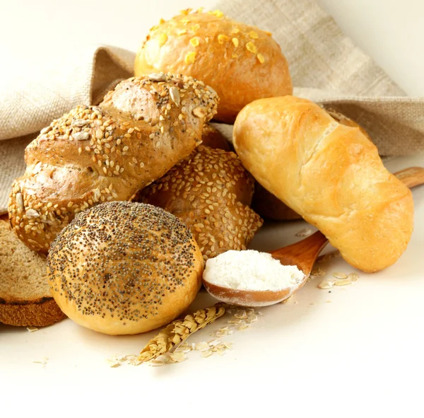 Verschiedene Brotsorten (Roggenbrot, Weißbrot, Brötchen)) — Stockfoto