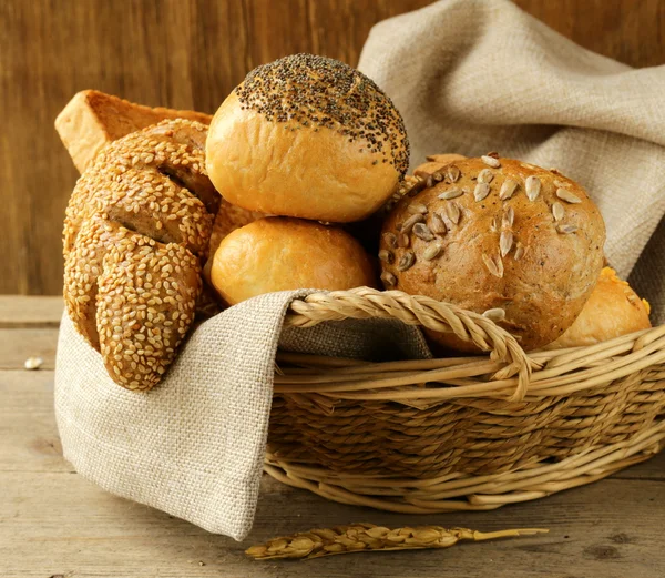 Different types of bread (rye bread, white loaf, bun) — Stock Photo, Image