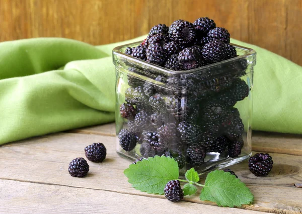 Ekologisk mogna svarta bär hallon (blackberry) på ett träbord — Stockfoto