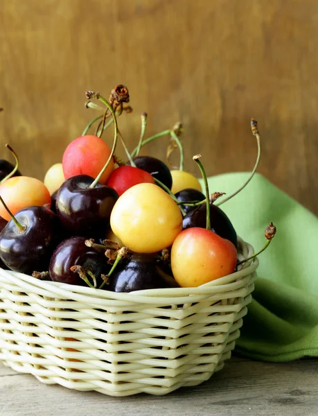 Ripe berries cherries in a wicker basket — Stock Photo, Image