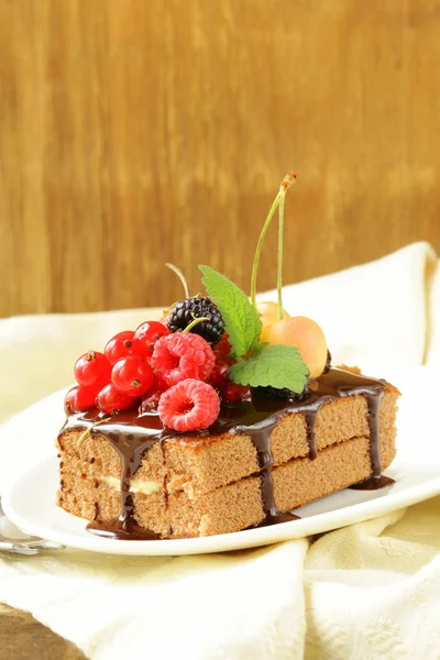Chocolate cake with berries (raspberry, currant, cherry) and chocolate sauce — Stock Photo, Image