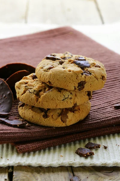 Crunchy chocolate chip cookies - delicious dessert — Stock Photo, Image