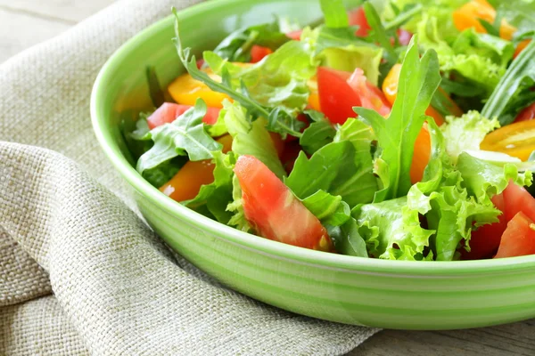 Sağlıklı taze roka ve domates salatası — Stok fotoğraf