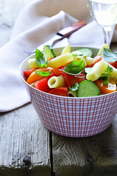 Sałatka z makaronem z ogórków, pomidorów i bazylii — Zdjęcie stockowe
