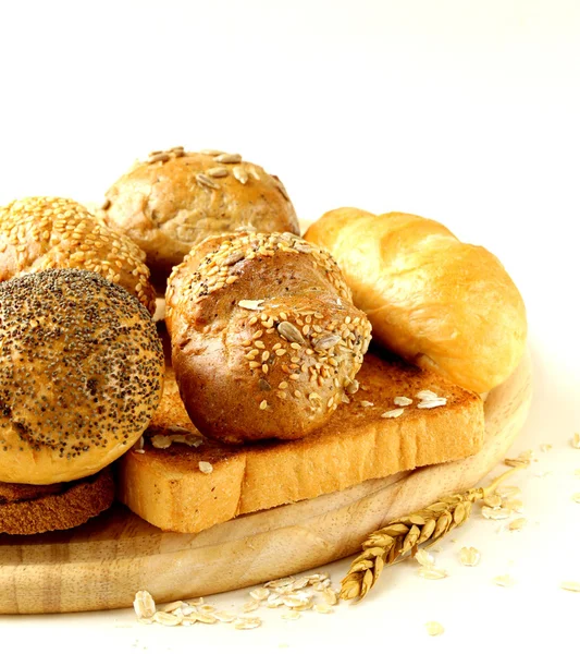 Different types of bread (rye bread, white loaf, bun) — Stock Photo, Image