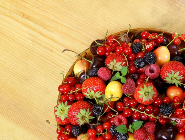 Berry sortiment - maliny, ostružiny, jahody, rybíz, třešně — Stock fotografie