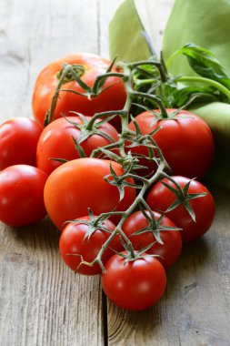 Tahta bir masada taze organik domatesler.