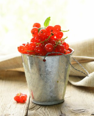 ahşap bir masa üzerinde organik olgun kırmızı kuş üzümü