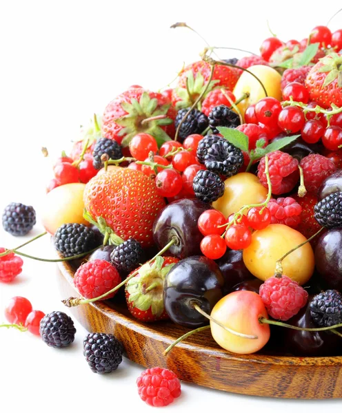 Assortimento di frutti di bosco - lamponi, more, fragole, ribes, ciliegie — Foto Stock