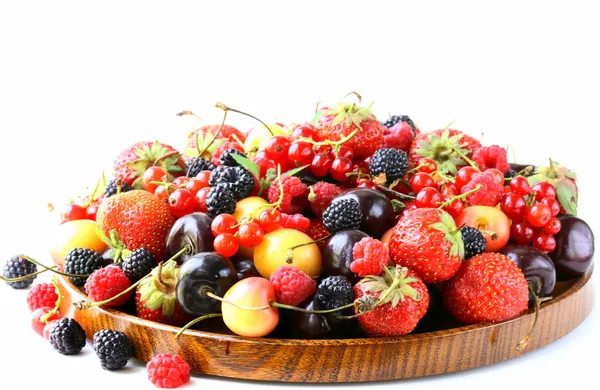 Beerensortiment - Himbeeren, Brombeeren, Erdbeeren, Johannisbeeren, Kirschen — Stockfoto