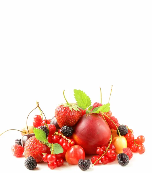 Beerensortiment - Himbeeren, Brombeeren, Erdbeeren, Johannisbeeren, Kirschen — Stockfoto