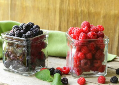 Organik siyah ve kırmızı berry ahududu ahşap tablo