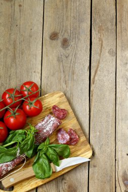 incelik salam, domates ve fesleğen - rustik tarzı natürmort