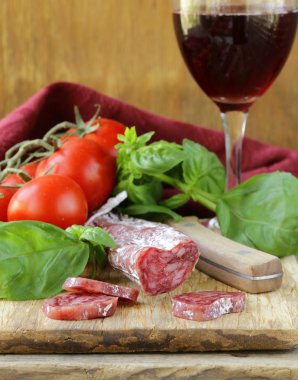 incelik salam, domates ve fesleğen - rustik tarzı natürmort