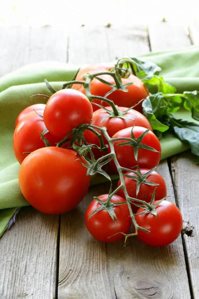 Fresh organic tomatoes on a wooden table — Stock Photo, Image