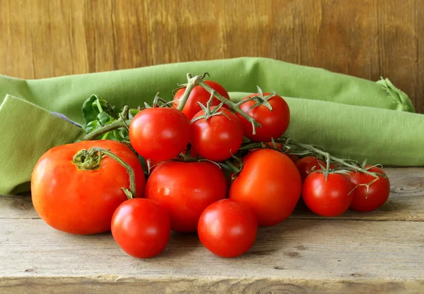 Fresh organic tomatoes on a wooden table — Stock Photo, Image
