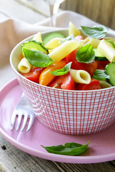 Pasta salad with cucumbers, tomatoes and basil — Stock Photo, Image