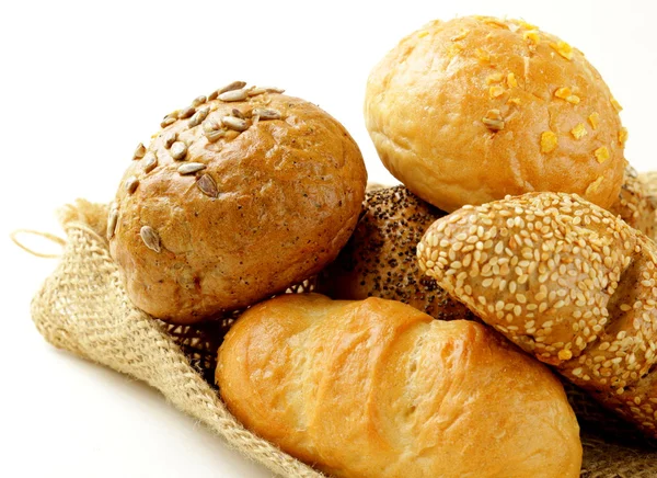 Verschiedene Brotsorten (Roggenbrot, Weißbrot, Brötchen)) — Stockfoto