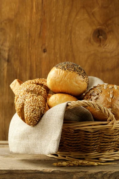 Olika typer av bröd (rågbröd, vitt bröd, bullar) — Stockfoto