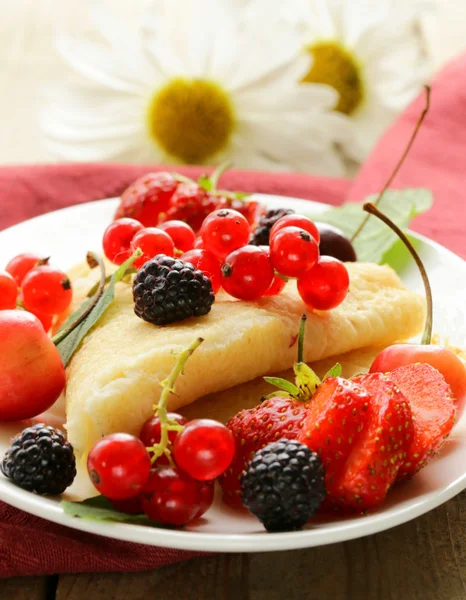 Dünne Dessert-Pfannkuchen (Crêpes) mit verschiedenen Beeren — Stockfoto