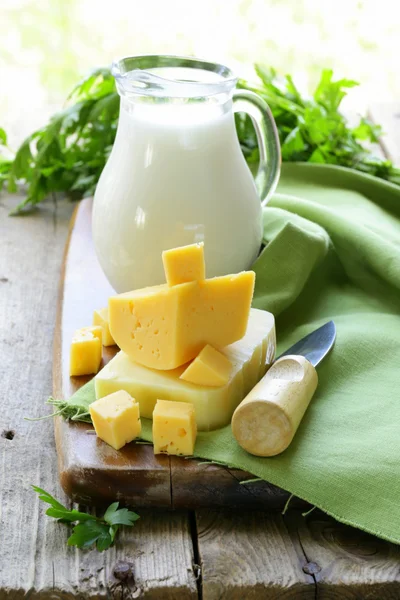 Naturaleza muerta de los productos lácteos (leche, queso ) —  Fotos de Stock