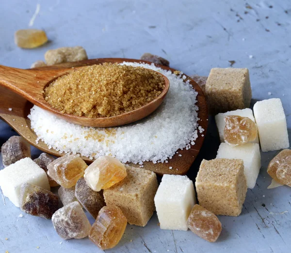 Různé druhy cukru, hnědé, bílé a rafinovaného cukru — Stock fotografie