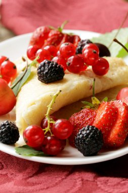 İnce tatlı krep (krep) çeşitli çilek ile