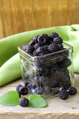 Organik olgun siyah dut ahududu (blackberry) ahşap bir masa üzerinde